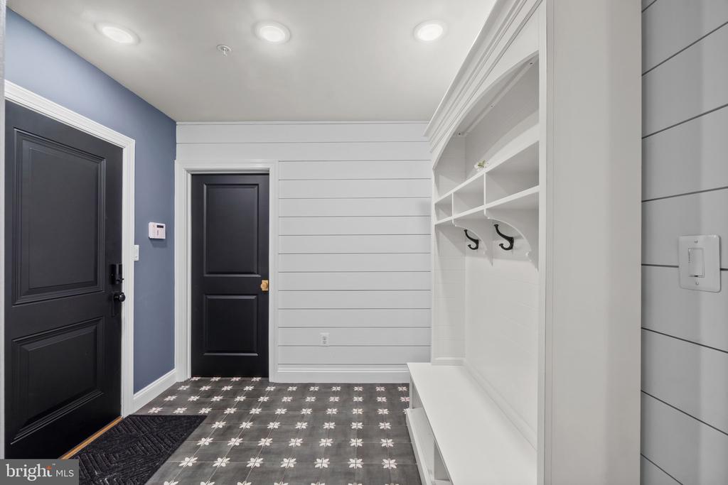 10907 HOLLOW ROAD