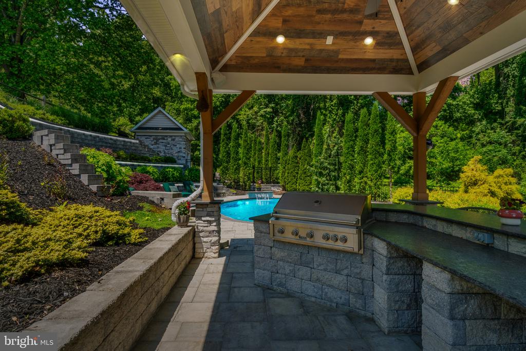 10907 HOLLOW ROAD