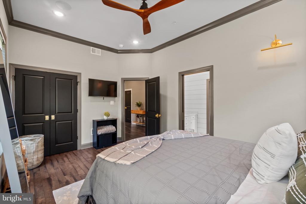10907 HOLLOW ROAD