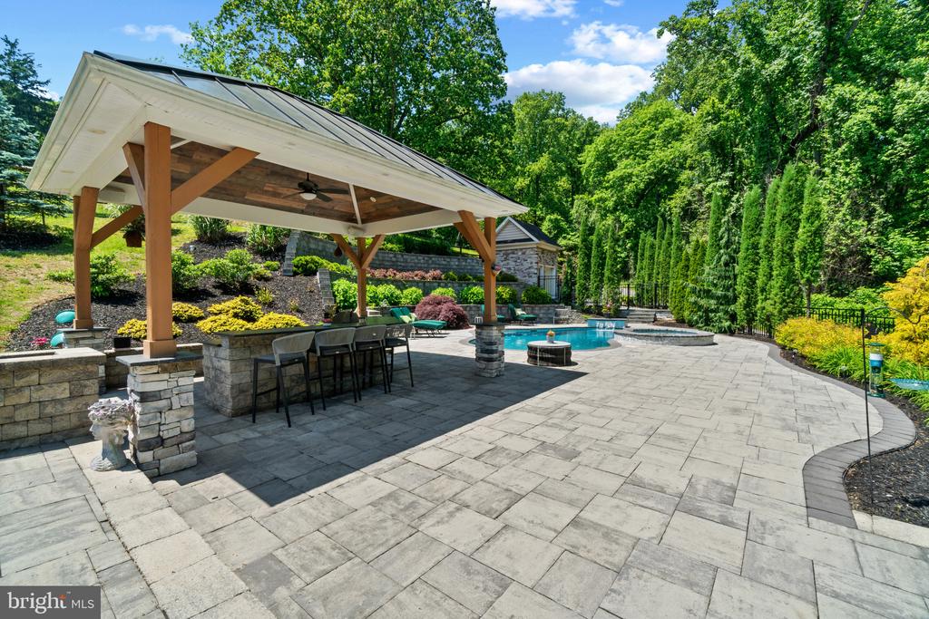 10907 HOLLOW ROAD