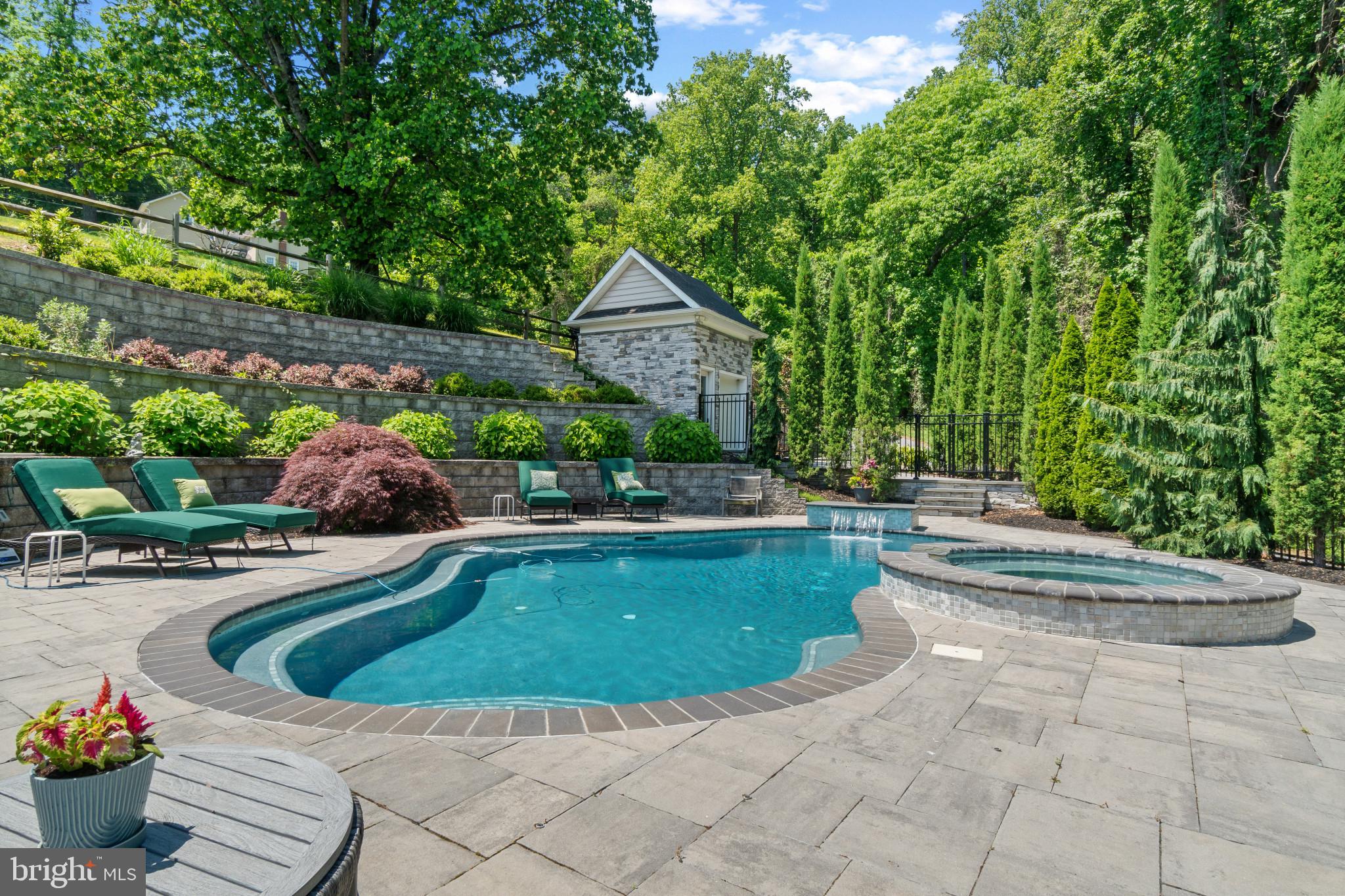10907 HOLLOW ROAD