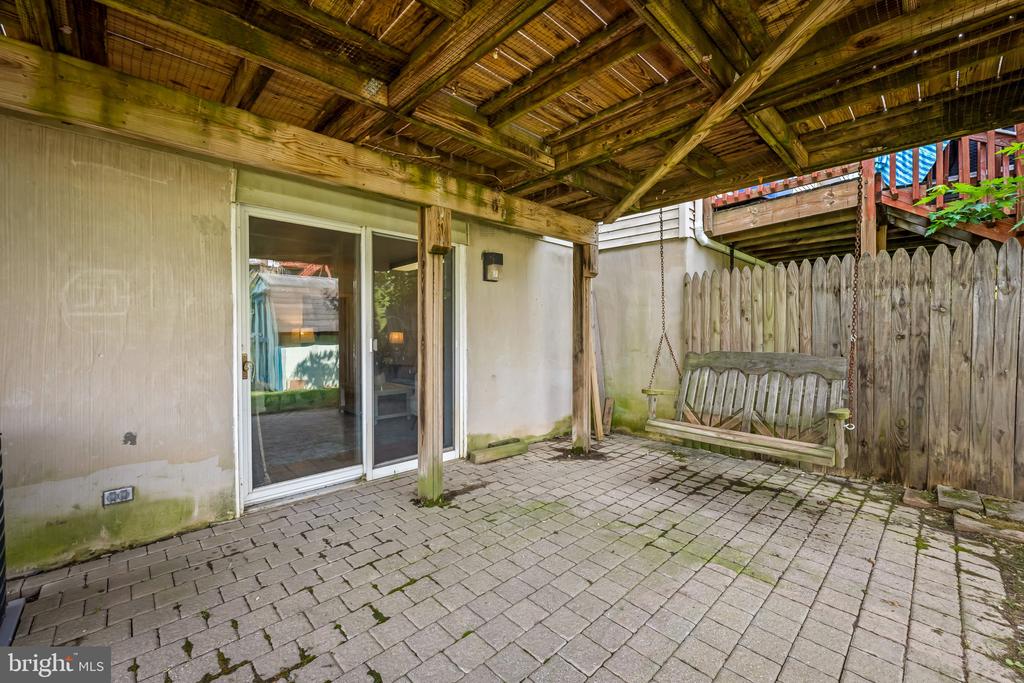 42 SANDSTONE COURT