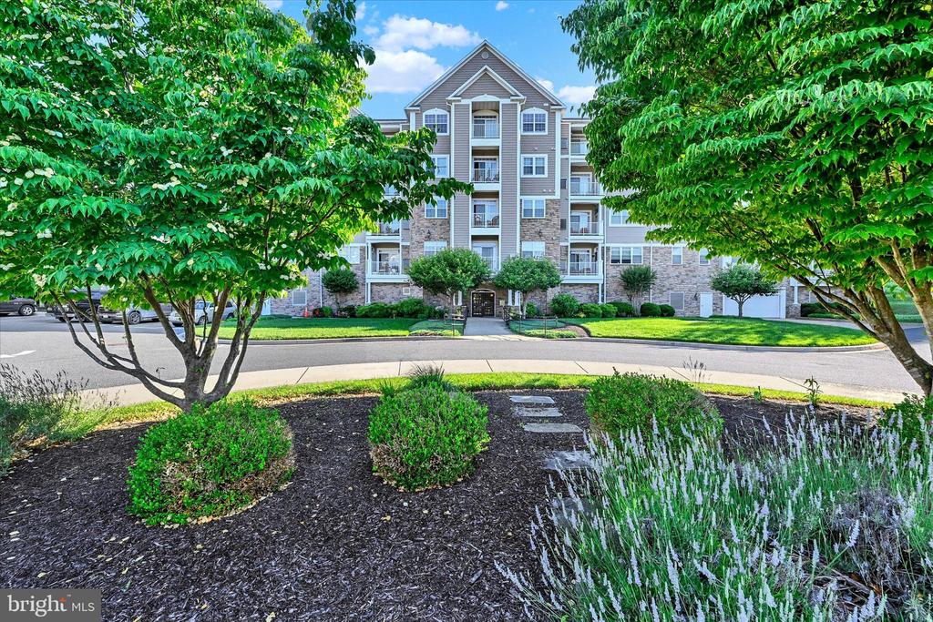 902 MACPHAIL WOODS CROSSING 4J