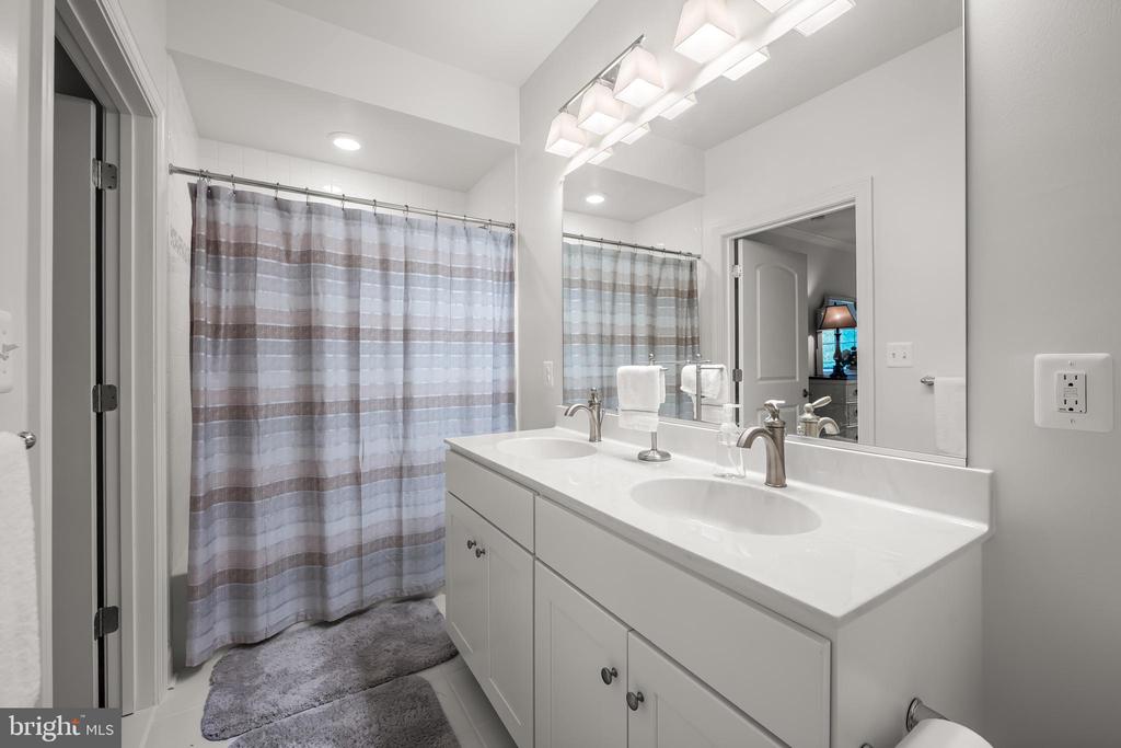 636 WALLINGFORD ROAD Unit: 3G