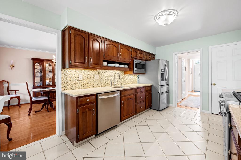 718 MACPHAIL COURT N