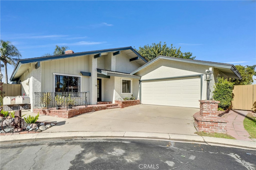 1915 W Las Palmas Circle