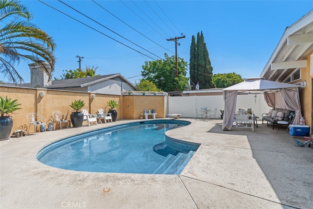 2113 W Niobe