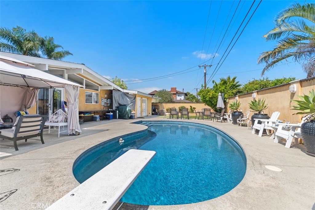 2113 W Niobe