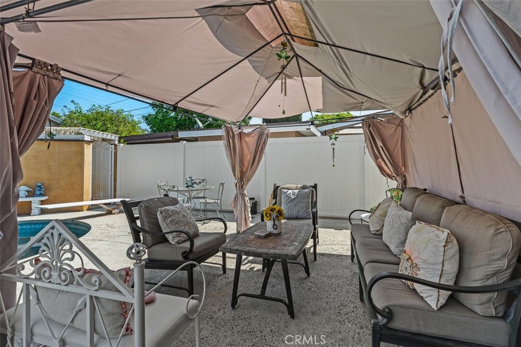 2113 W Niobe