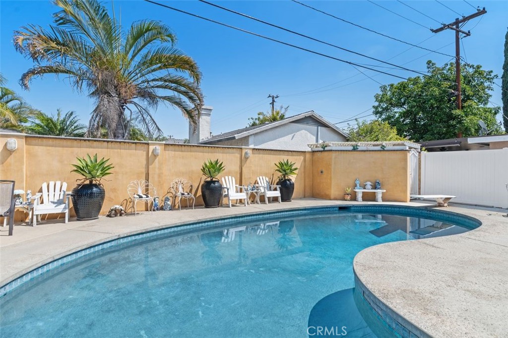 2113 W Niobe