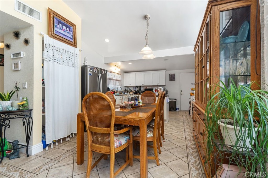 2113 W Niobe