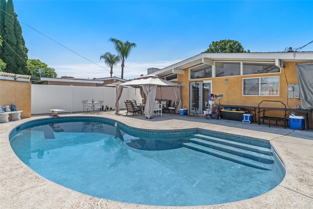 2113 W Niobe