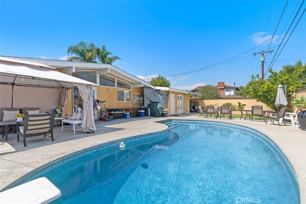 2113 W Niobe