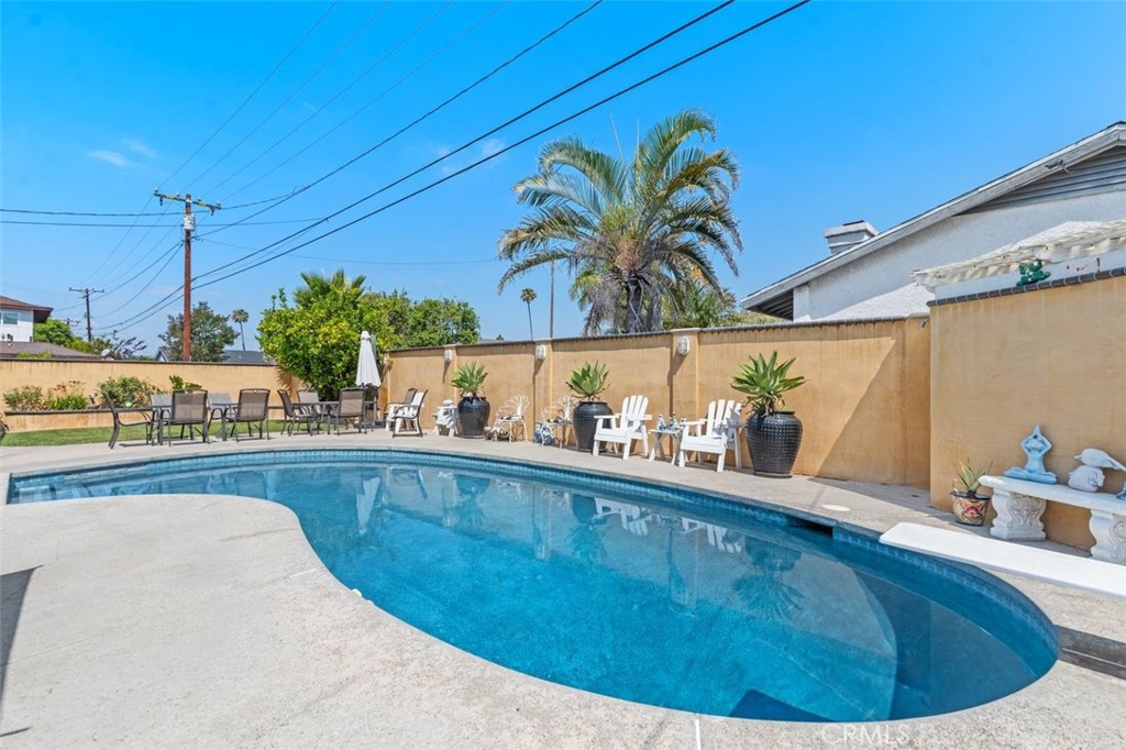2113 W Niobe
