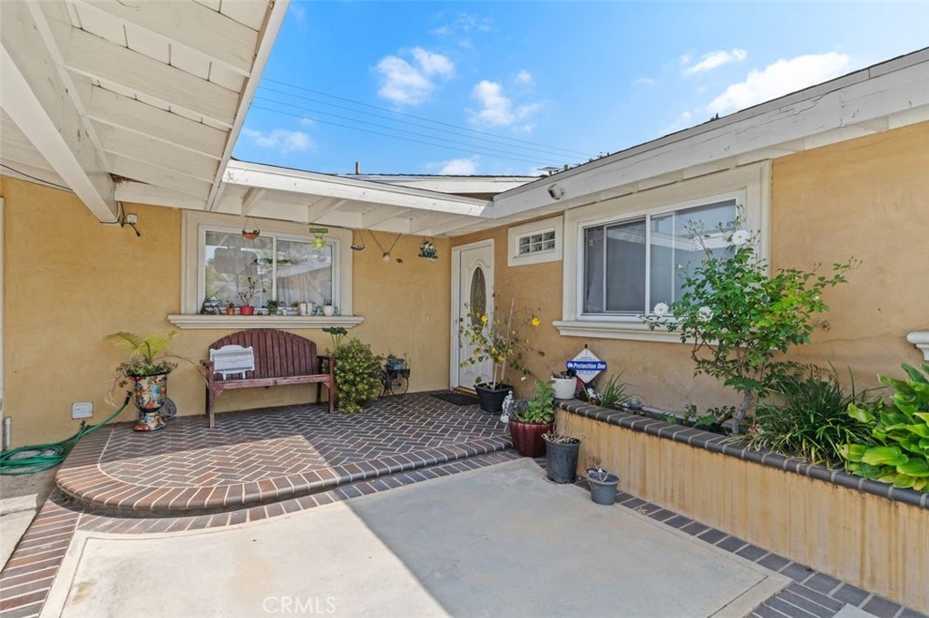 2113 W Niobe
