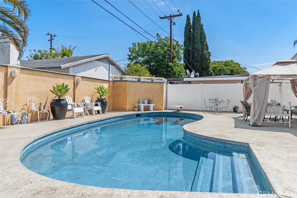 2113 W Niobe