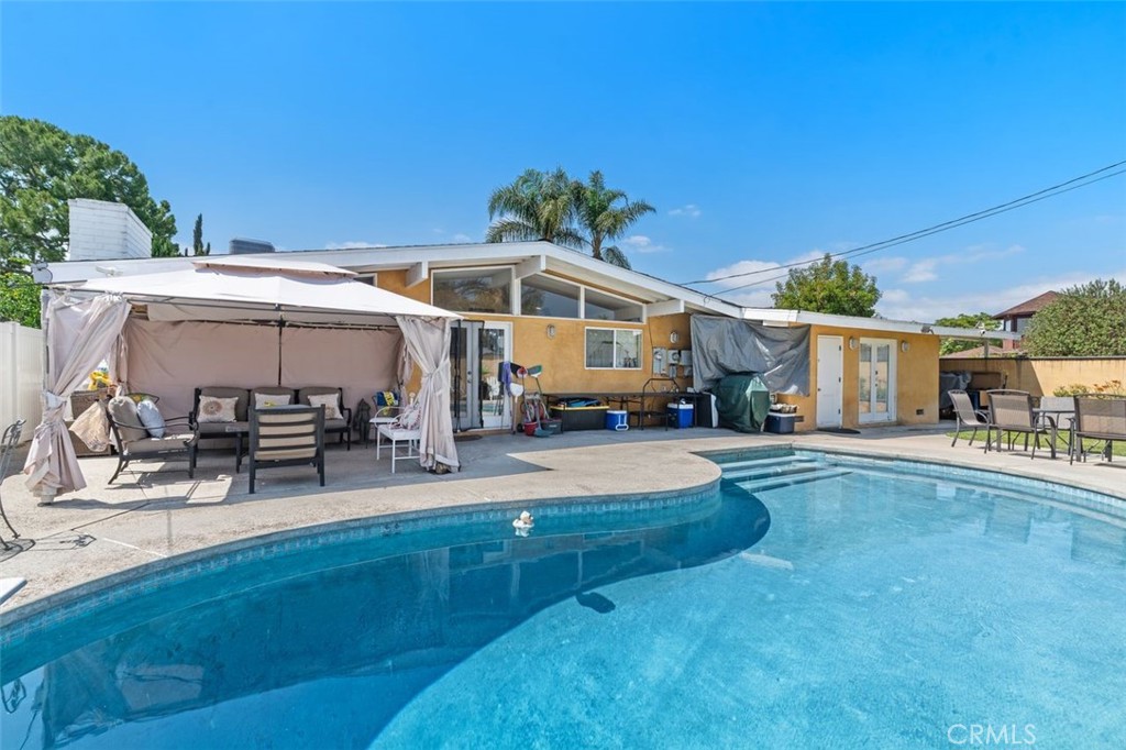 2113 W Niobe
