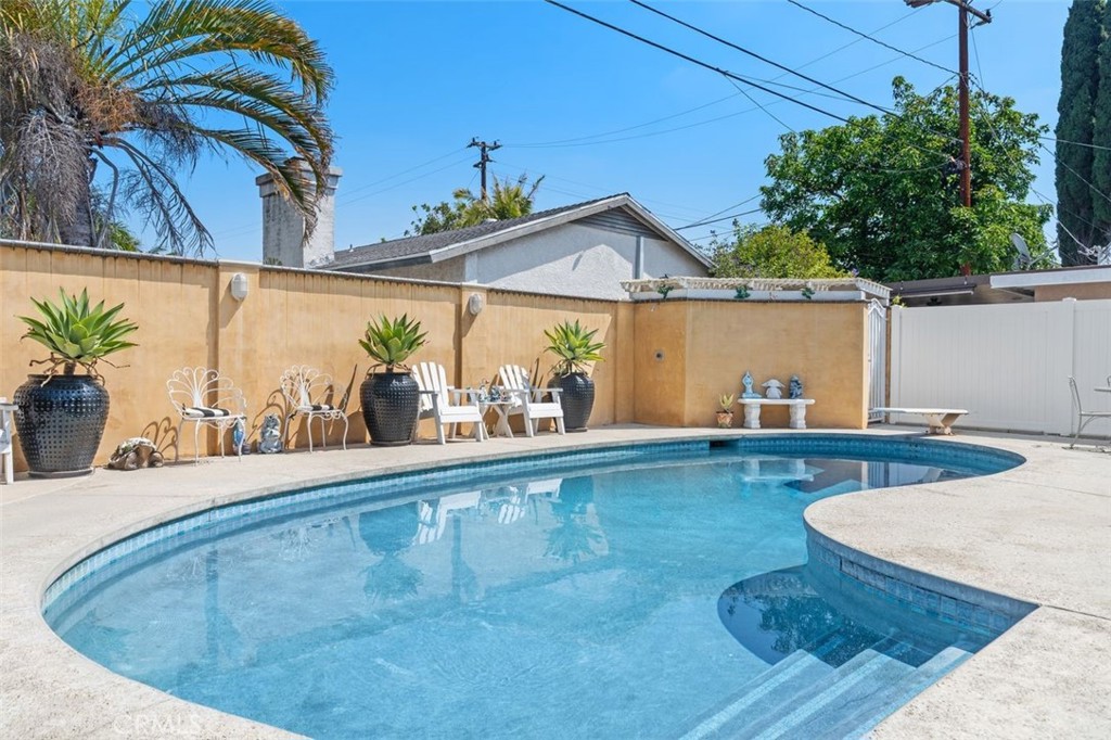 2113 W Niobe