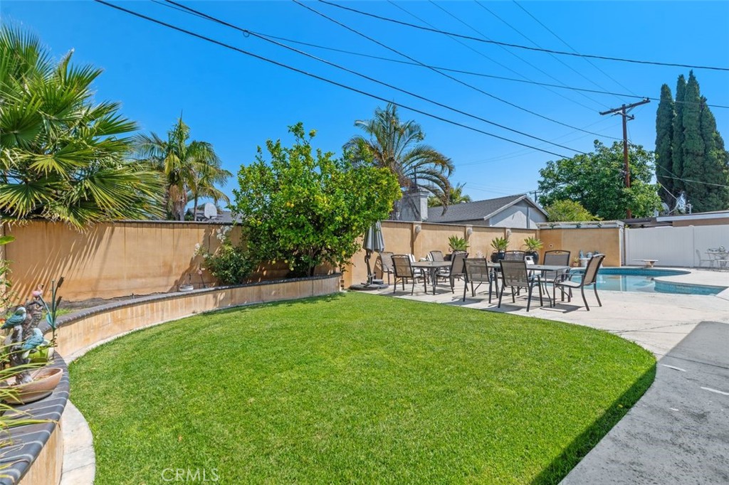 2113 W Niobe