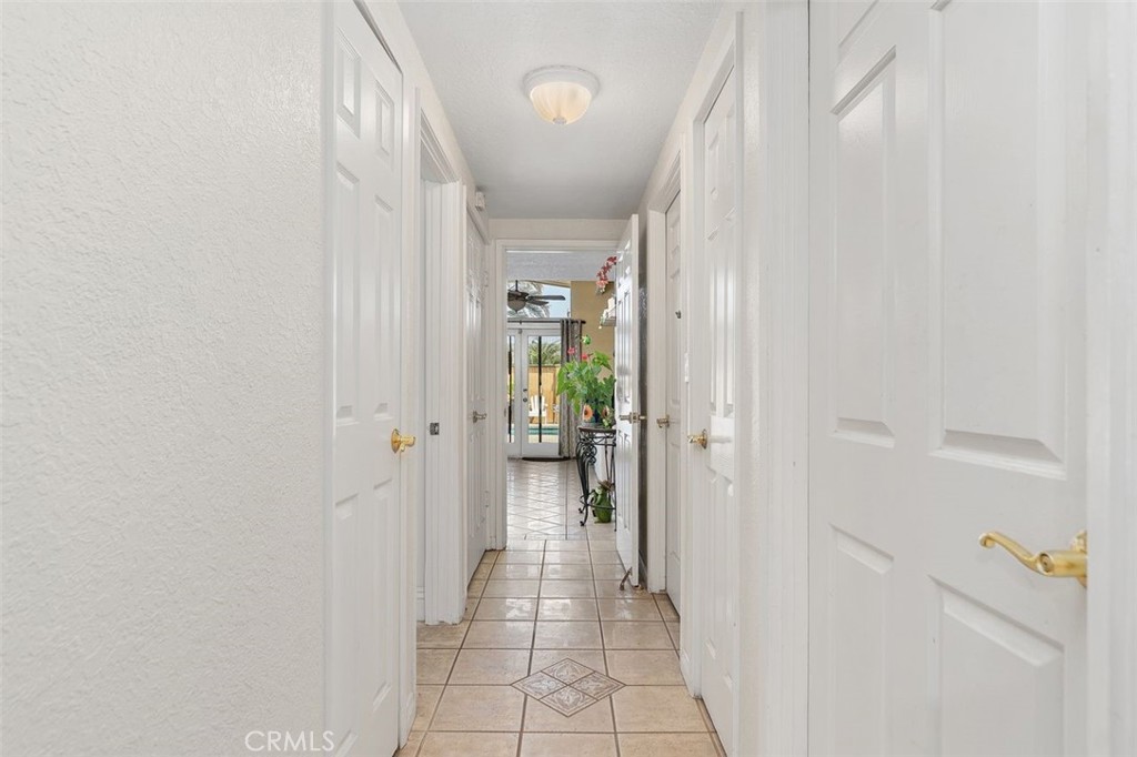 2113 W Niobe