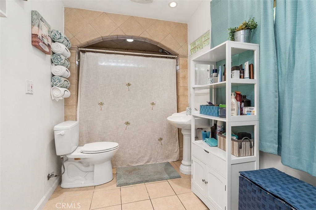 2113 W Niobe