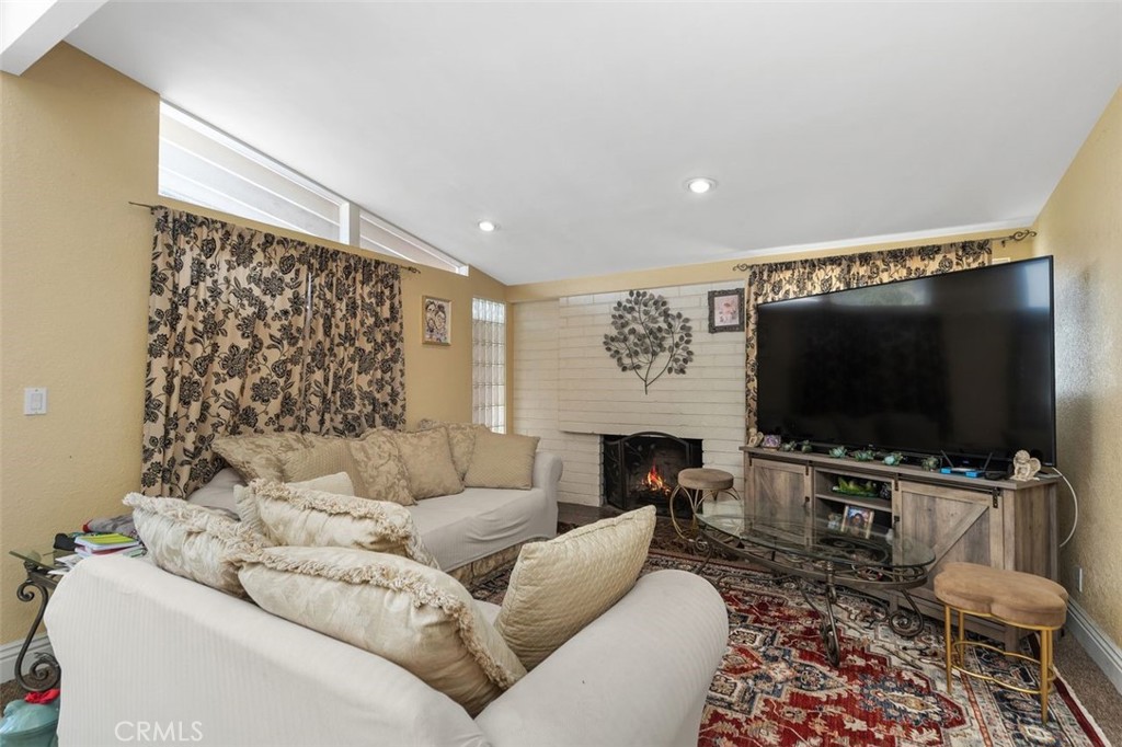 2113 W Niobe