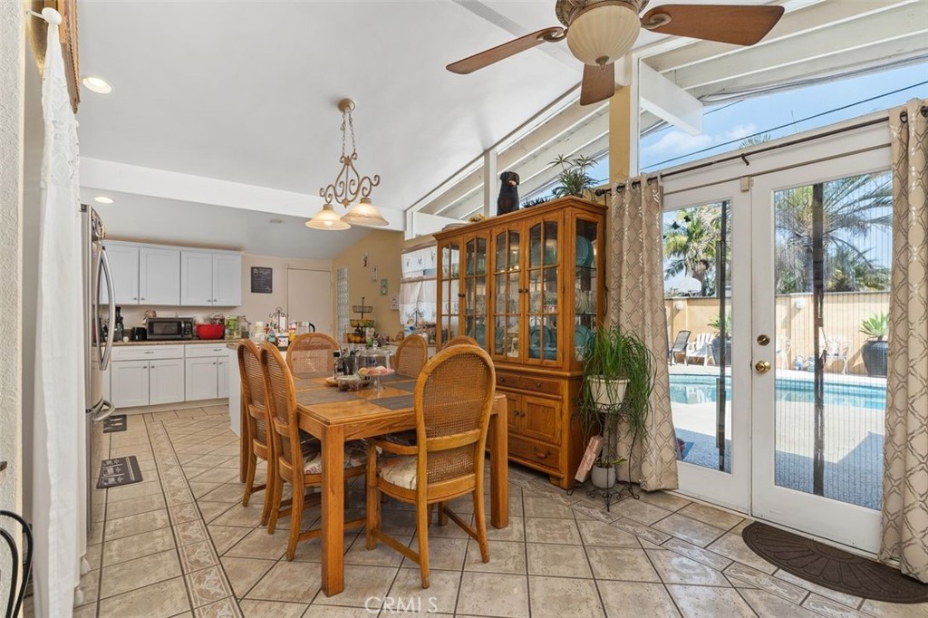 2113 W Niobe
