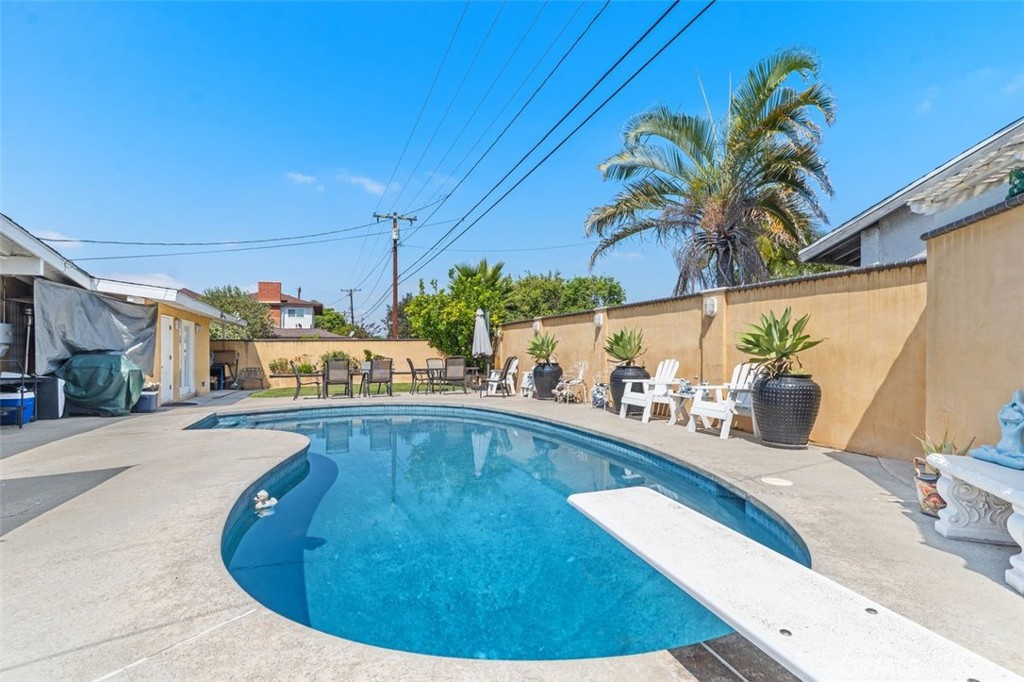 2113 W Niobe