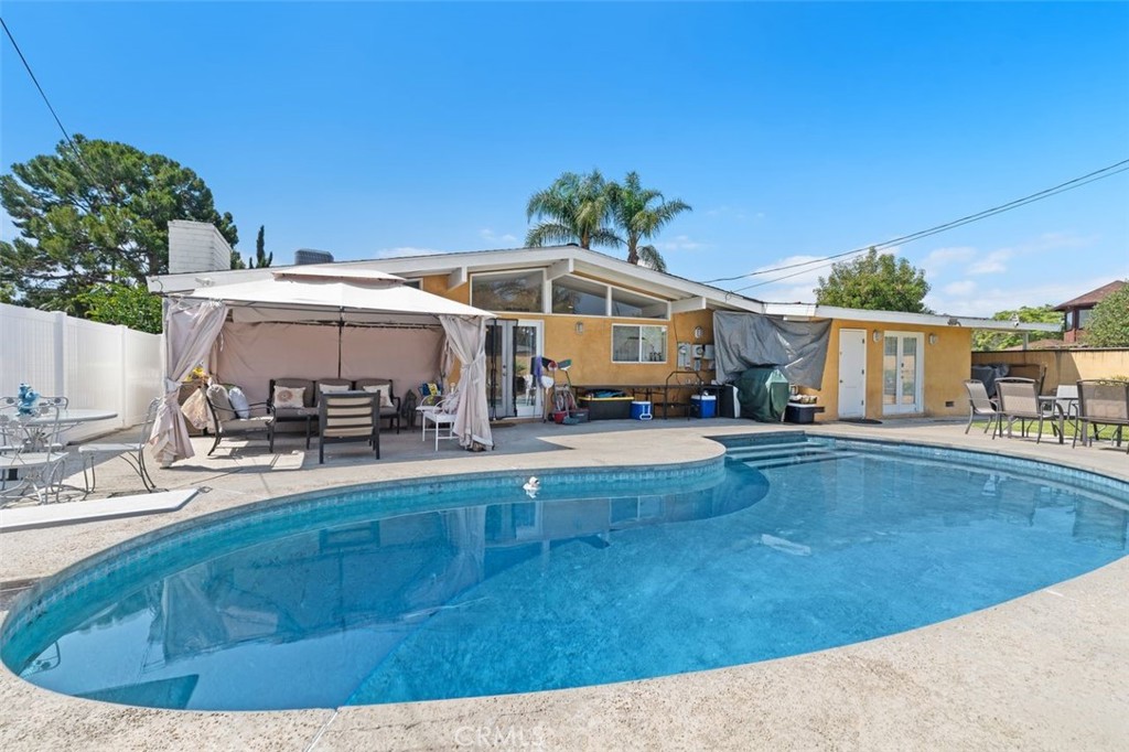 2113 W Niobe