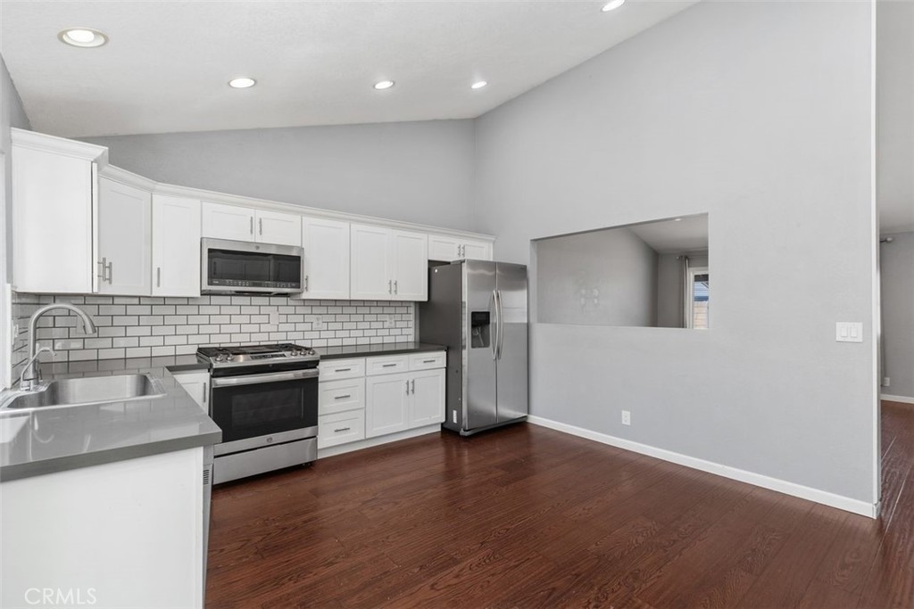 3338 E Radcliffe