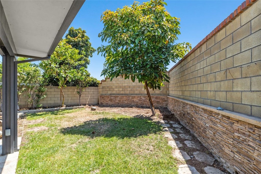 3338 E Radcliffe