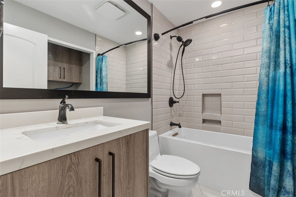 3338 E Radcliffe