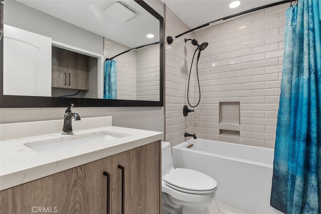 3338 E Radcliffe