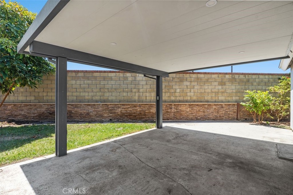 3338 E Radcliffe