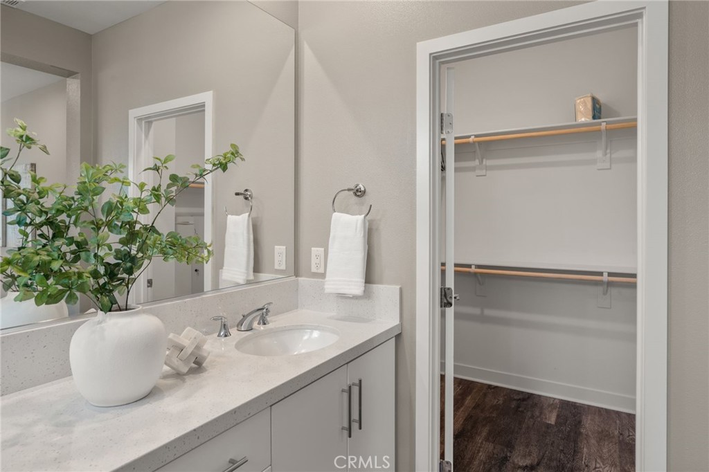 1423 W Cara