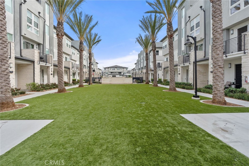 1423 W Cara