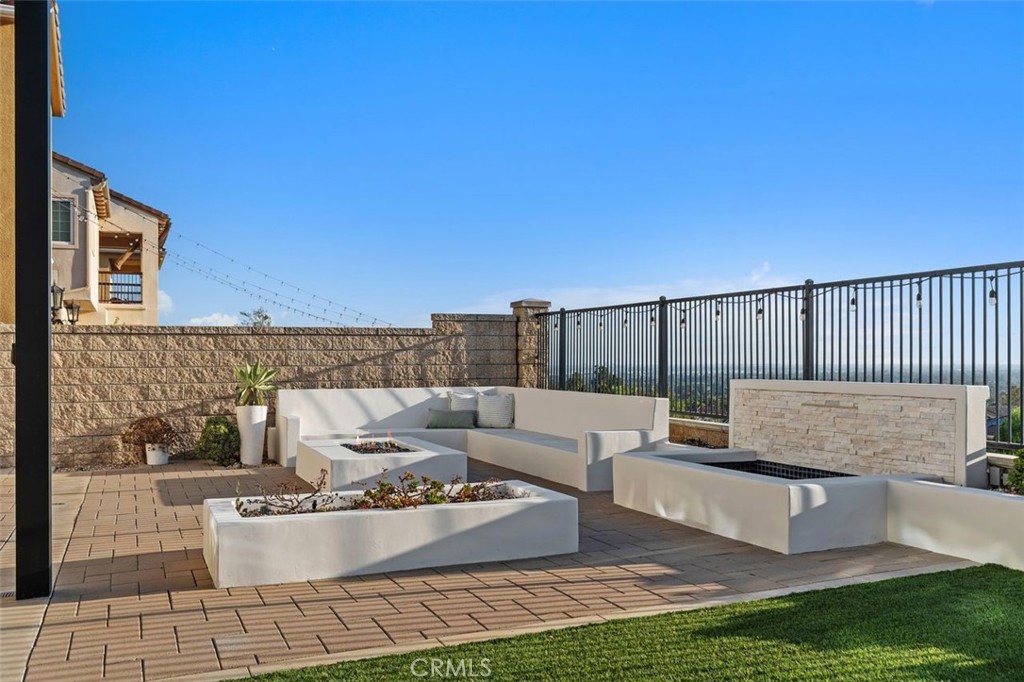 3933 Diamond Hill