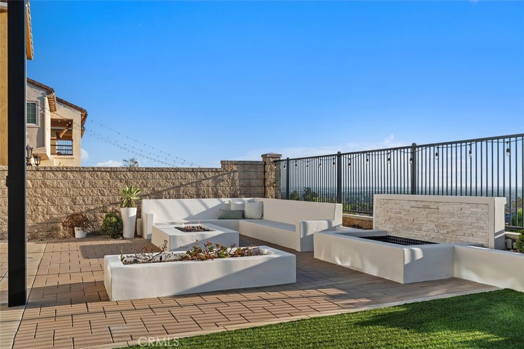 3933 Diamond Hill