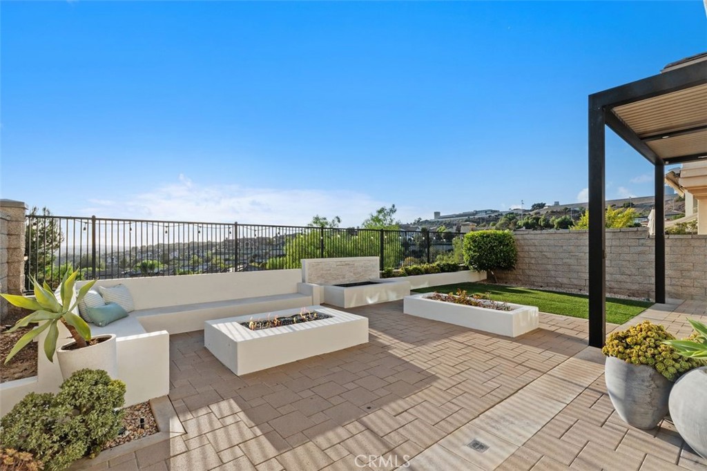 3933 Diamond Hill