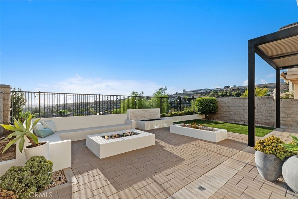 3933 Diamond Hill