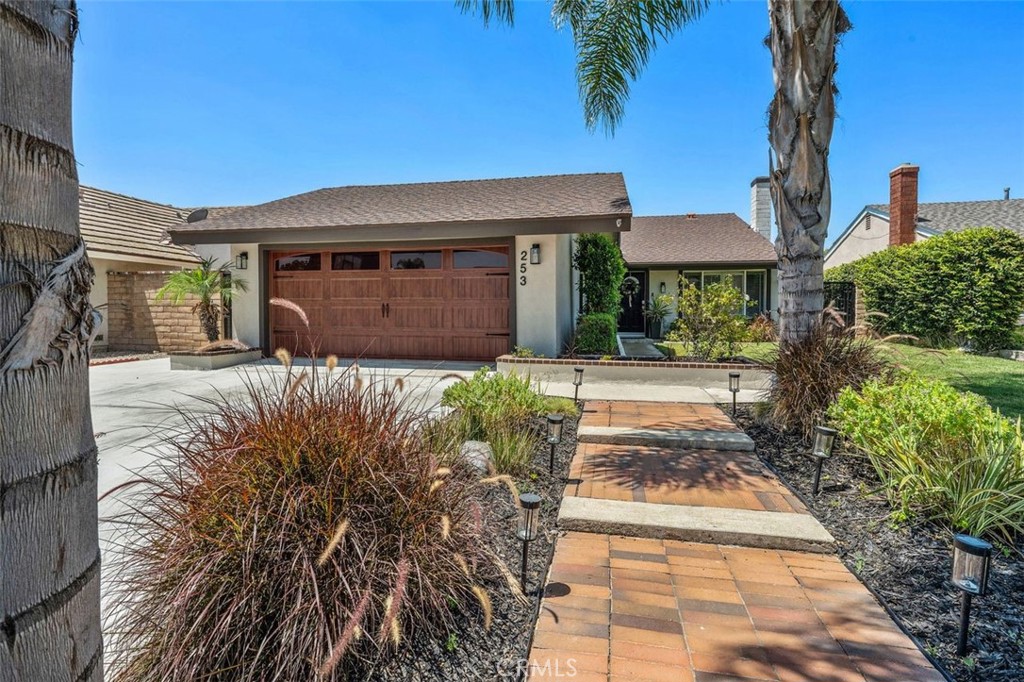 253 N Camino Arroyo