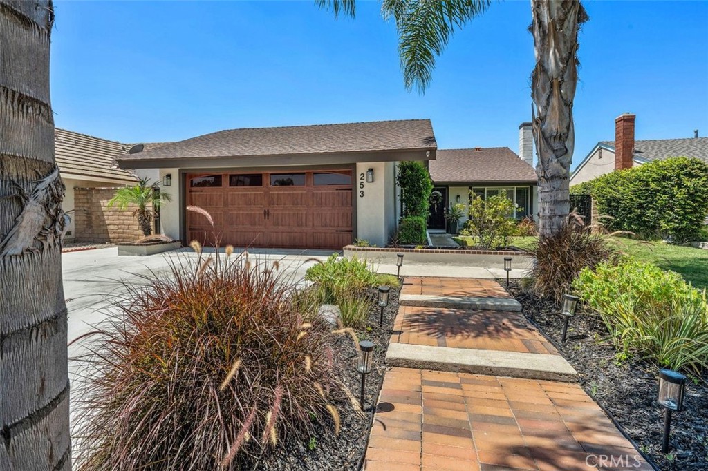 253 N Camino Arroyo