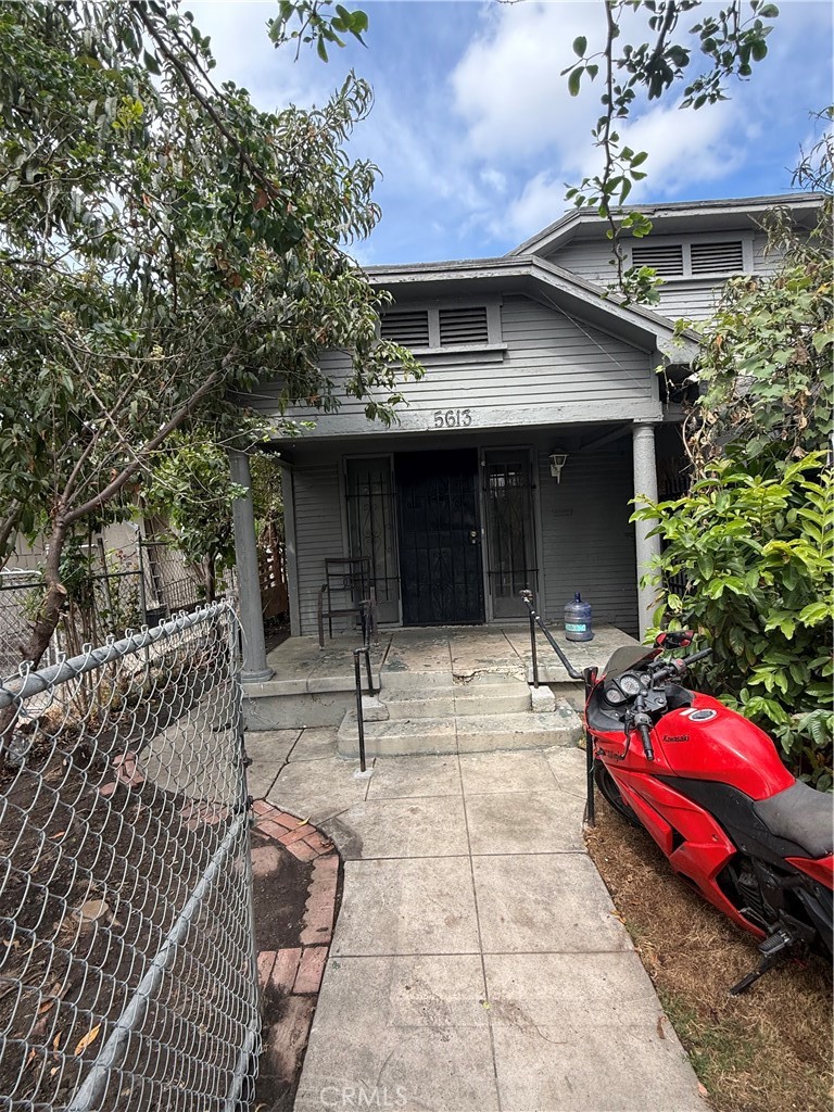 5611 S Normandie