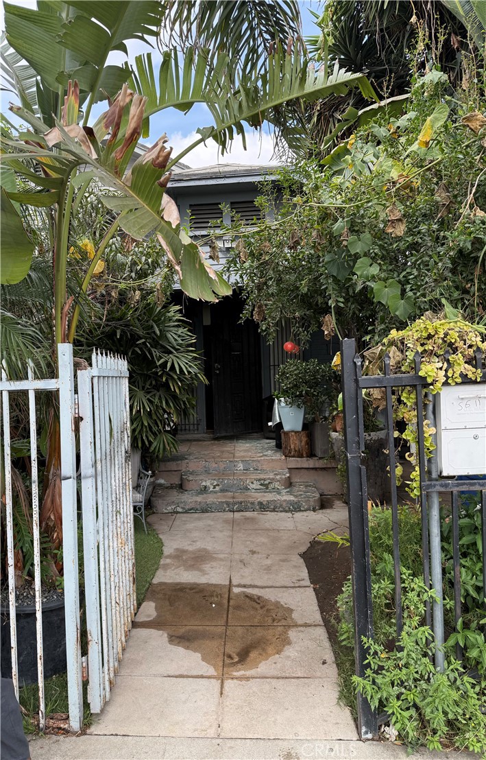 5611 S Normandie
