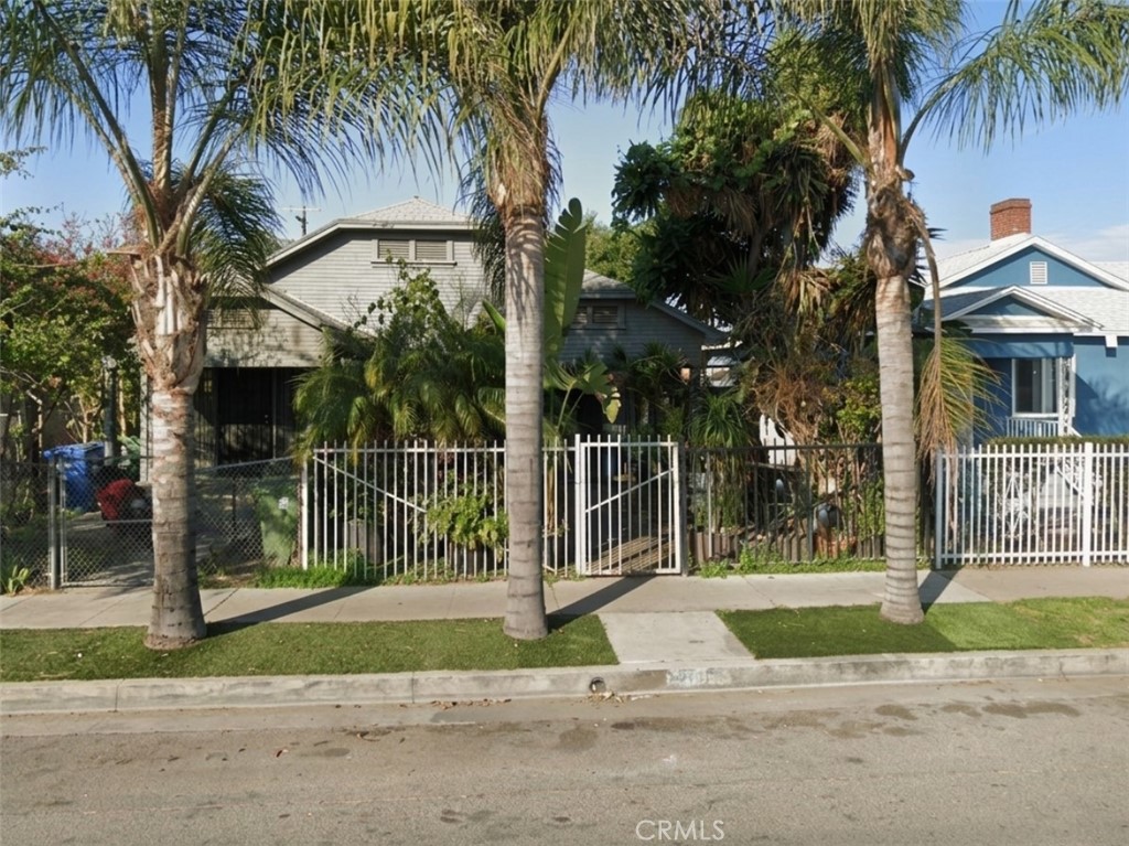 5611 S Normandie