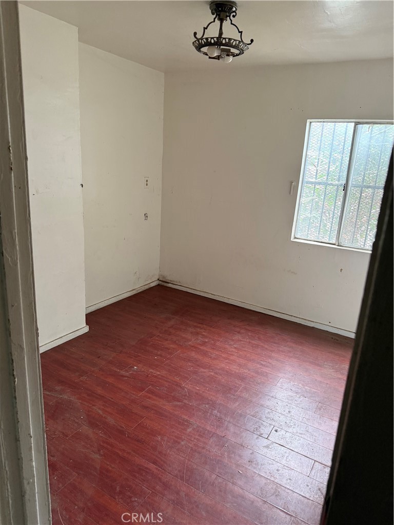 5611 S Normandie
