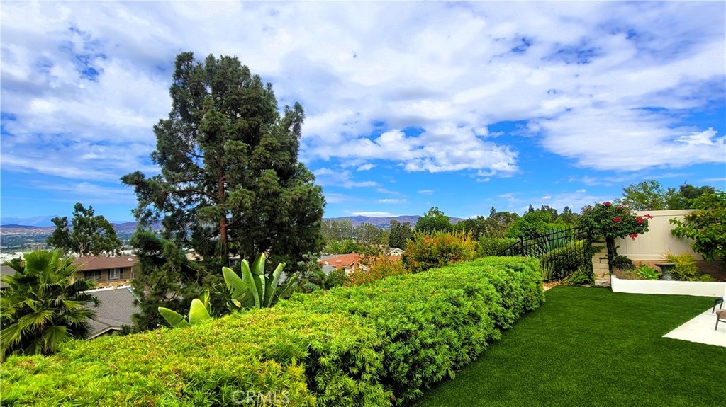 5217 E Rolling Hills Drive
