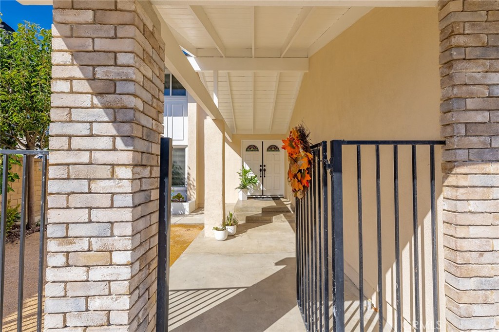 5217 E Rolling Hills Drive