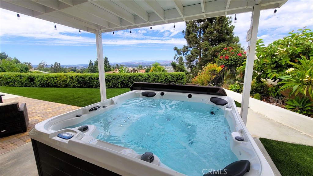 5217 E Rolling Hills Drive