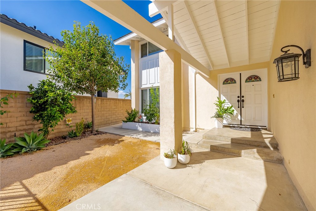 5217 E Rolling Hills Drive